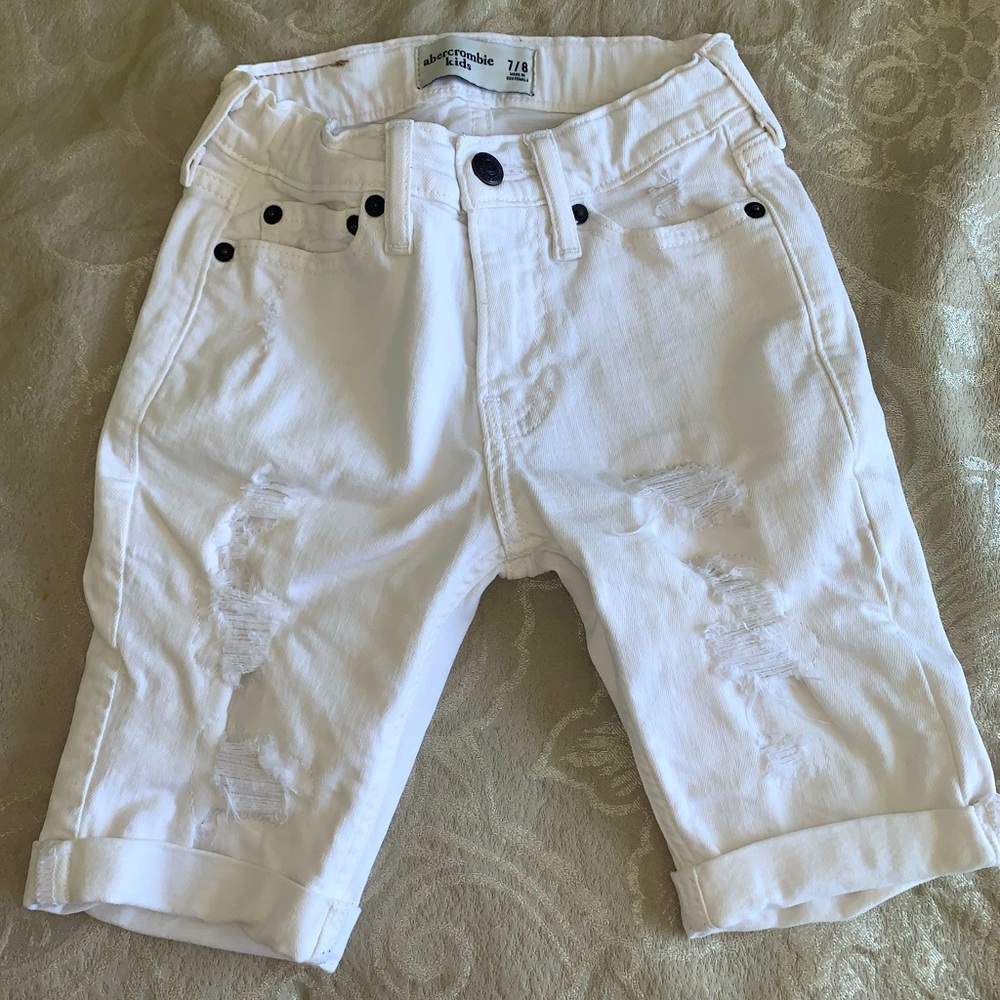 Abercrombie kids white distressed shorts. Boys Sz: 7/8 cuffed at the bottom